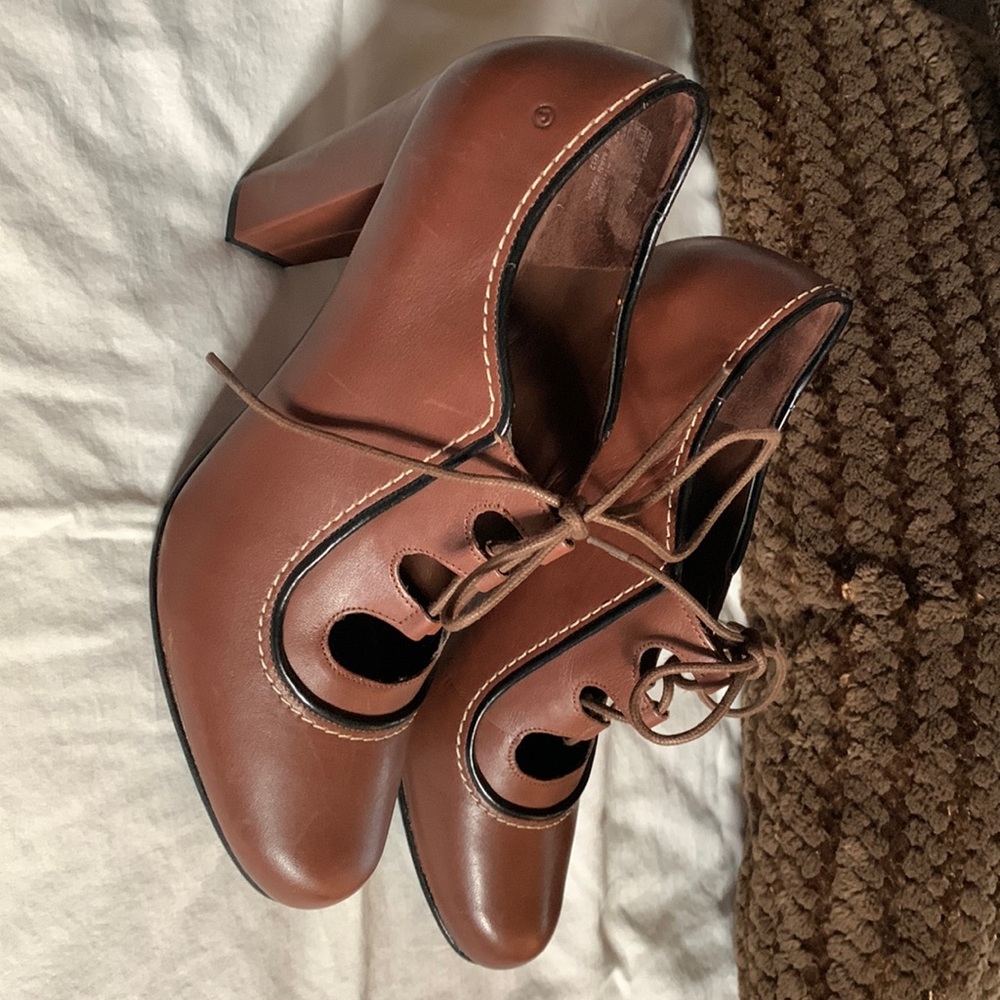 ROCKPORT SIZE 9.5  FITS MORE LIKE A 9. . Only a few scuffs as seen in pics.